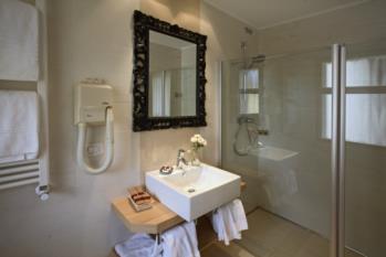 bagno con doccia hotel gardel 